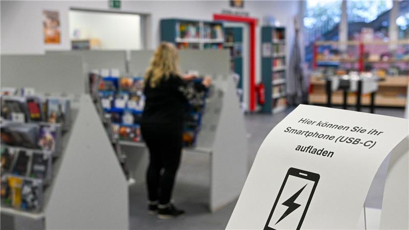 Die Gottfried-Benn-Bibliothek bietet Menschen im Gebiet ohne Strom die Möglichkeit, Smartphones zu laden und bietet auch Tee an.