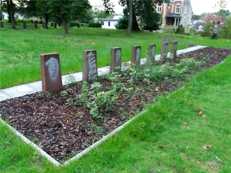 Vandalen beschädigen Kriegsgräber – Stader Bürgermeister entsetzt Die Grabsteine der Kriegsgräber auf dem Garnisonfriedhof wurden von Unbekannten beschmiert; Foto: Hansestadt Stade