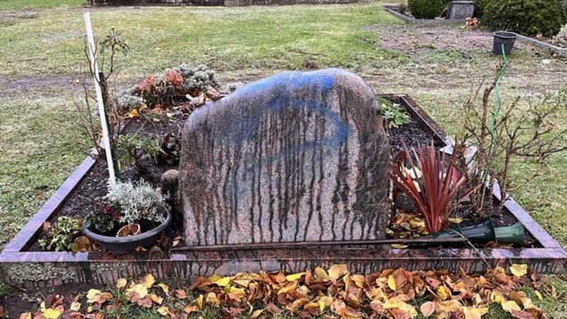 Totenruhe gestört: Unbekannte verschandeln erneut Gräber mit Farbe Die Grabsteine wurden auf Vorder- und Rückseite mit Farbe besprüht.