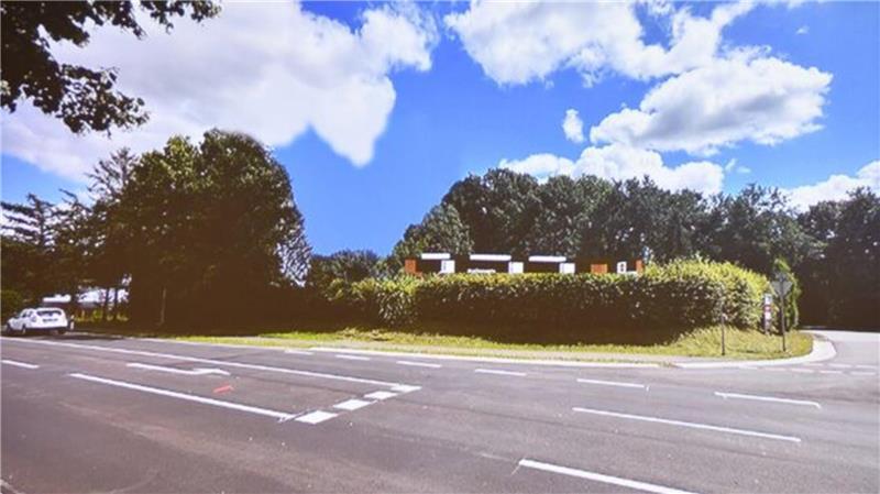 McDonald‘s in Hemmoor? Stadtrat bezieht Stellung - jetzt sind die Bürger an der Reihe Die Grafik zeigt, wie das McDonald's-Areal an der Ecke B495 / Bahnhofsweg aussehen könnte. Vor dem Hauptgebäude soll es eine begrünte Sicht- und Lärmschutzwand geben. Zudem sollen Teile der Hecke bestehen bleiben.