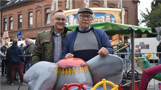 Die Gregers sind seit 1960 auf dem Herbstmarkt in Horneburg. Kim Greger (links) führt den Familienbetrieb zusammen mit Vater Claus. Sein Vater gehöre zur Generation „Arbeit hält jung!“.