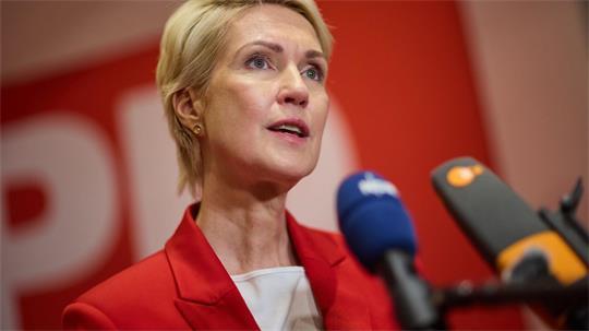 Die Gremien der SPD Mecklenburg-Vorpommern haben für Koalitionsverhandlungen mit Linke und Grünen gestimmt.
