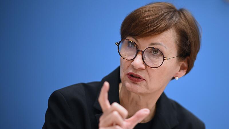 Stark-Watzinger: Zivile und militärische Forschung verzahnen Die Grenze zwischen ziviler und militärischer Forschung verschwimme mit zunehmendem technologischem Fortschritt ohnehin immer stärker, so Bettina Stark-Watzinger (FDP).