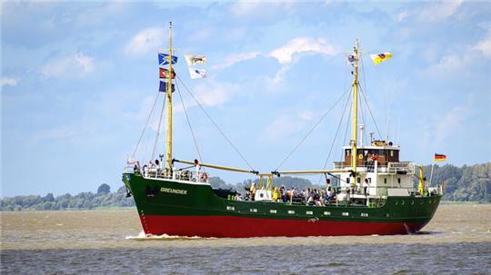 Die Greundiek in Fahrt auf der Elbe.
