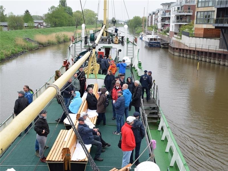 Die Greundiek verlässt den Stader Stadthafen und nimmt mit Gästen an Bord über die Schwinge Kurs Elbe. Foto Strüning