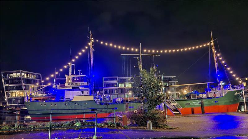 Die Greundiek wird in der dunklen Jahreszeit beleuchtet.