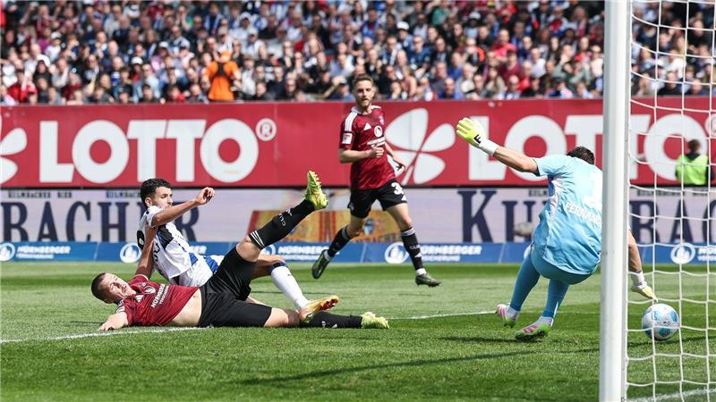 Bärenstarker Dompé führt HSV zum Überzahl-Sieg in Nürnberg Die Großchance zum 1:1 für Nürnberg: Ondrej Karafiat (l) scheitert im Fallen an HSV-Torwart Daniel Heuer Fernandes.