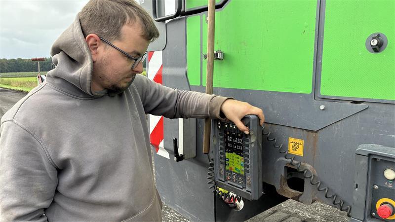 B73-Sperrung: Land nimmt keine Rücksicht auf Horneburger Herbstmarkt Die Großfräse lässt sich auf den Millimeter genau einstellen.
