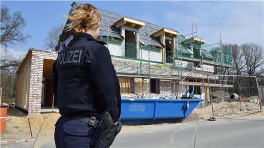 Die Großrazzia in Bremerhaven liegt bereits mehr als vier Jahre zurück. Seitdem wird gegen die fünf Beschuldigten ermittelt. Foto: Lothar Scheschonka
