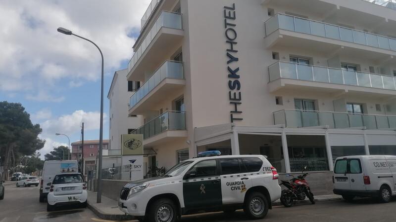 Die Großrazzia in Cala Ratjada auf Mallorca beschäftigt in dem Küstendorf viele Menschen – dort ist Co.Net auch ein wichtiger Arbeitgeber.