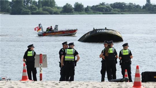 Die Großsuche von DLRG, Polizei und Feuerwehr blieb am Falkensteiner Ufer in Blankenese ohne Erfolg.