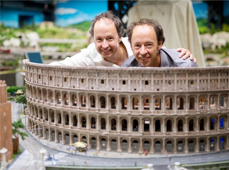 Die Gründer und Geschäftsführer des „Miniatur Wunderlands“ in Hamburg, Frederik (rechts) und Gerrit Braun , lächeln hinter der Nachbildung des Kolosseums.