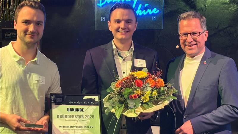 Die Gründerstar-Gewinner 2025: Constantin Schnabl (von links) und Merlin Betzler von der Modern Safety Engineering mit Landrat Kai Seefried.
