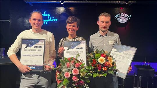 Die Gründerstars 2023 im Landkreis Stade: Hauptpreisträger Kevin Schmidt (links) sowie Merle Pape und Julian Roß.