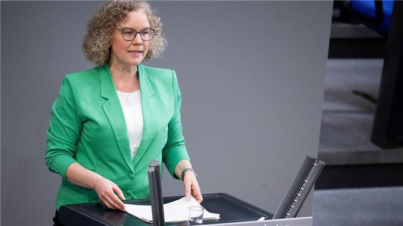 Die Grünen-Abgeordnete Julia Verlinden fordert ein Tempolimit auf Autobahnen zur Entlastung angesichts der hohen Spritpreise. (Archivbild)