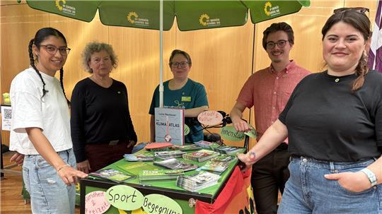 Die Grünen Amalien Meyer (von links), Karin Aval, Bettina Deutelmoser, Tim Evers und Sophia Thöne lehnen TikTok ab und setzen auf direkte Kommunikation.