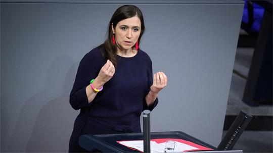 Die Grünen-Finanzpolitikerin Katharina Beck kritisiert den Stellenabbau. (Archivbild)