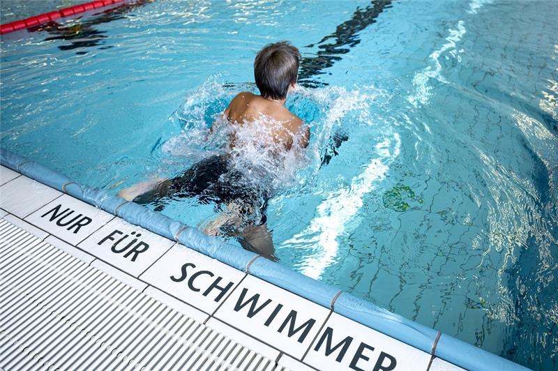 Grüne fordern den Bau eines Lehrschwimmbeckens in Jork Die Grünen-Fraktion will Schwimmbad in Neubau der Grundschule in Jork integrieren. Foto: dpa (Symbolbild)