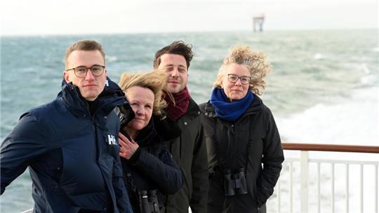 Die Grünen-Politiker Julian Pahlke (von links), Steffi Lemke, Felix Banaszak und Julia Verlinden fordern vor einer Erdgasplattform vor Borkum mehr Naturschutz auf den Meeren.