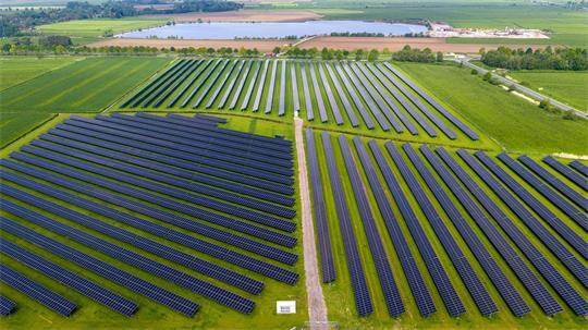 Die Grünen erwarten, dass der Ausbau von Erneuerbaren und Speichern die Energiepreise drückt. (Archivbild)