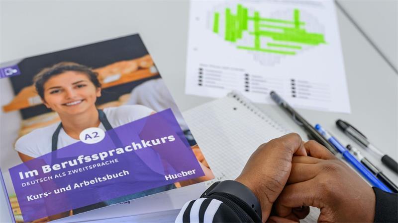 Die Grünen fordern Bleibeperspektiven für gut integrierte Menschen, die arbeiten und mit einer Duldung in Deutschland leben. (Symbolbild)
