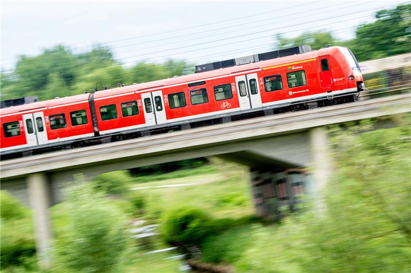 Die Grünen in Niedersachsen wollen die 1. Klasse im Nah- und Regionalverkehr abschaffen - unter anderem in S-Bahnen. Foto: Hauke-Christian Dittrich/dpa