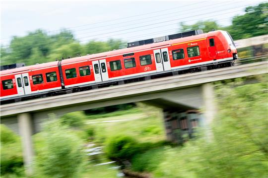 Die Grünen in Niedersachsen wollen die 1. Klasse im Nah- und Regionalverkehr abschaffen - unter anderem in S-Bahnen. Foto: Hauke-Christian Dittrich/dpa