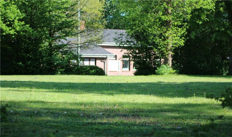 Mehr Platz im Herzen des Dorfes Die Grünfläche neben dem Kindergarten soll ein neuer Spiel- und Treffplatz in Kranenburg werden. Foto Klempow