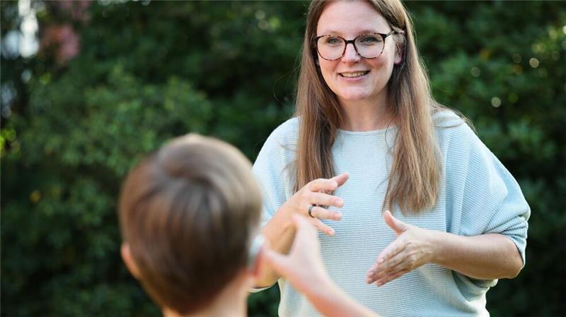 „Die Grundbedürfnisse können auf einmal geäußert werden, man hat auf einmal eine gemeinsame Sprache“, berichtet Romy Ballhausen aus der Erfahrung mit ihrem Kind.