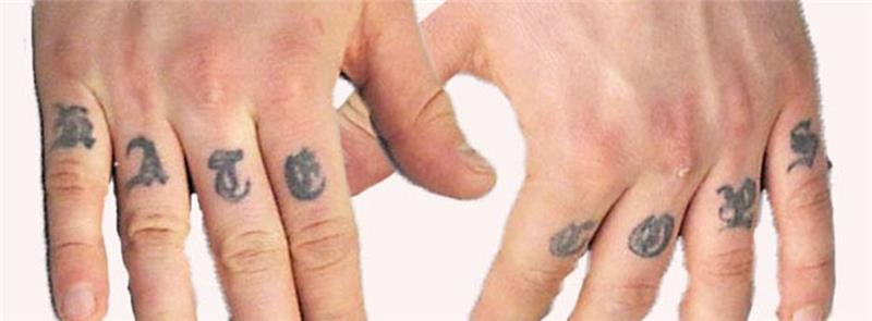 Die Grundglieder seiner Finger sind tätowiert. Auf ihnen steht in Frakturschrift „HATE COPS“. Foto: Polizei