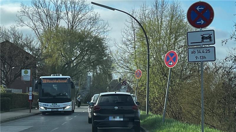 Baustelle am Fährdeich: Pendlerstrecke nach Hamburg wird gesperrt Die Grundsanierung des Neuenfelder Fährdeichs wirkt sich auch auf den Busverkehr aus.