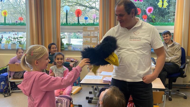 Die Grundschüler haben sichtlich Spaß, mit Jens Mollenhauers Handpuppen auf Tuchfühlung zu gehen.