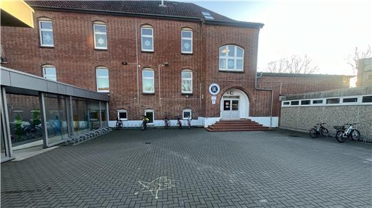 Die Grundschule Altkloster: Die älteren Backsteingebäude sind erhaltenswert. Die meisten neueren Gebäude nicht.