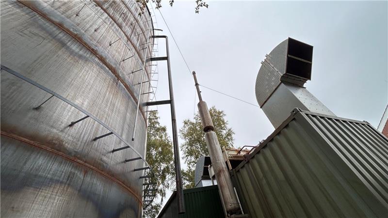Die Grundschule Hammah wird über das Nahwärmenetz geheizt, die Anlage und ein neuer Speicher (links) stehen direkt neben der Sporthalle.