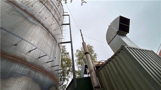 Die Grundschule Hammah wird über das Nahwärmenetz geheizt, die Anlage und ein neuer Speicher (links) stehen direkt neben der Sporthalle.