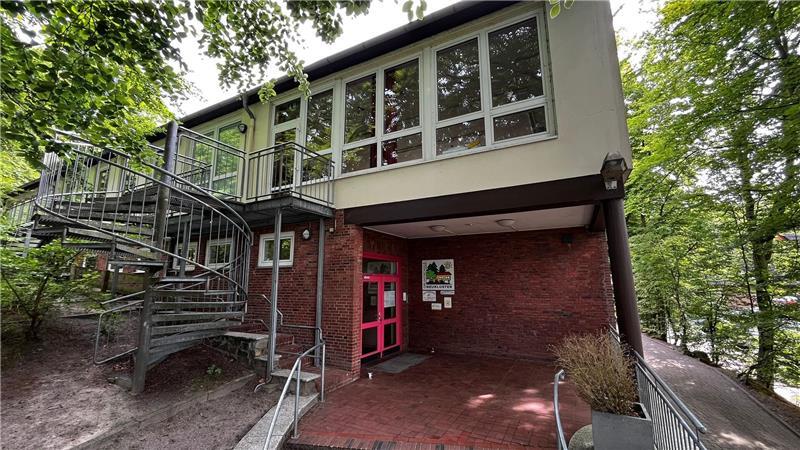 Die Grundschule Neukloster wurde 1959 zwischen Bahnlinie und Bundesstraße eröffnet.