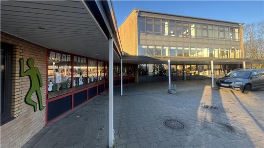Die Grundschule Stieglitzweg in Buxtehude besuchen in diesem Jahrgang 344 Schülerinnen und Schüler. Der Gebäudezustand ist schlecht.