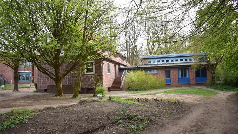 Die Grundschule im Schulweg in Bliedersdorf vom Hinterhof aus. Hier ist viel Platz, zum Beispiel für einen Garten. Das Gebäude könnte an dieser Stelle noch weiter ausgebaut werden.