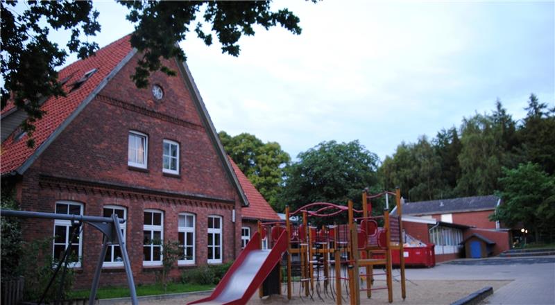 Die Grundschule in Hedendorf (links) muss vielleicht abgerissen werden. Denn der Kindergarten muss erweitert werden . Dafür wird der Neubau (rechts) komplett benötigt. Dieser wird jetzt von der Schule genutzt. Geprüft werden soll, ob im Alt