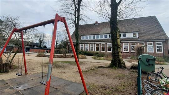 Die Grundschule in Mulsum mit der Turnhalle im Hintergrund eignet sich nicht als Ganztagsschule. Im Moment pendelt das Kollegium zwischen den beiden Standorten in der Gemeinde Kutenholz.