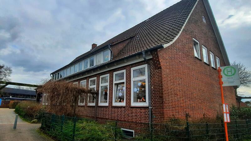 Schicksal der Mulsumer Dorfschule besiegelt? Das plant die Politik stattdessen Die Grundschule in Mulsum mit der Turnhalle im Hintergrund eignet sich nicht als Ganztagsschule. Im Moment pendelt das Kollegium zwischen den beiden Standorten in der Gemeinde Kutenholz.