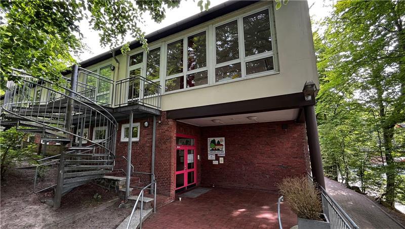 Die Grundschule in Neukloster. Zwischen den Bahngleisen und dem Wald eingezwängt hat sie keinen Platz für Erweiterungen.