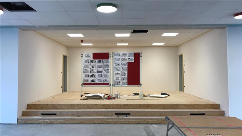 Handwerker legen Extra-Schichten ein: Endspurt für die Grundschule Hammah Die Grundschule verfügt über eine eigene Bühne; nach der im Dorfgemeinschaftshaus die zweite im Ort.