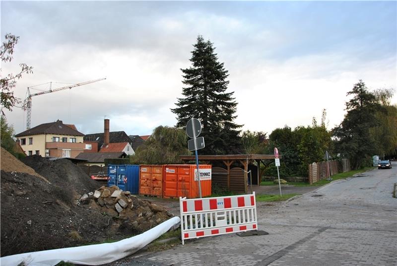 Die Grundstücke der Häuser, die an der Langen Straße stehen, vom Isern-Hinnerk-Weg aus gesehen.