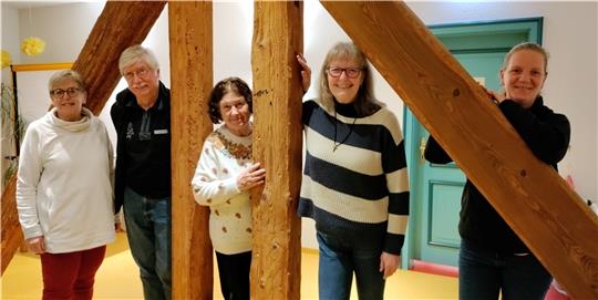 Die Gruppe Alltagsphilosophie im Mehrgenerationenhaus sucht Menschen, die sich über die Fragen des Lebens austauschen wollen: Dorle Buck, Jürgen Philipp, Christine Muster, Yolanda Jark und Nina Jark. Foto: Lohmann