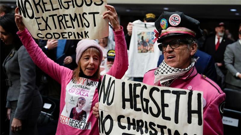 Die Gruppe „Code Pink“ gehört zu jenen, die gegen Hegseths Nominierung protestieren.