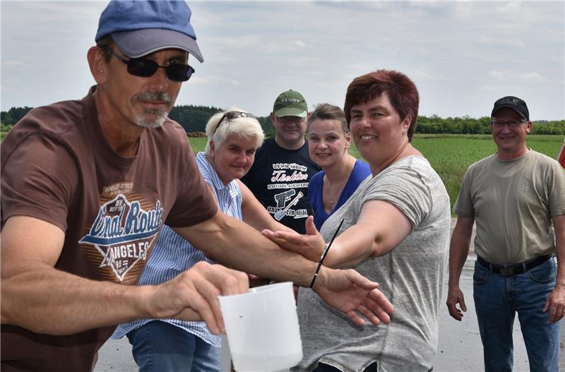 Die Gruppe „Die Knallkorken“ mit Mitgliedern aus Schwinge, Mulsum, Hagen, Fredenbeck und Neugraben ist zum zweiten Mal beim Marsch der Freiwilligen Feuerwehr Schwinge dabei. Foto Beneke