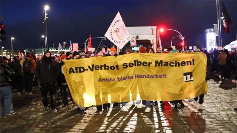 Mehr als 20.000 demonstrieren in Hamburg gegen CDU und AfD Die Gruppe Interventionistische Linke (IL) demonstrierte auch, sie wird vom Hamburger Verfassungsschutz als linksextremistisch und gewaltorientiert eingestuft.
