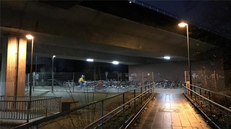 Die Gruppe Jugendlicher soll entlang der Unterführung der Hansebrücke in Richtung Skateranlage geflüchtet sein. (Archivbild)