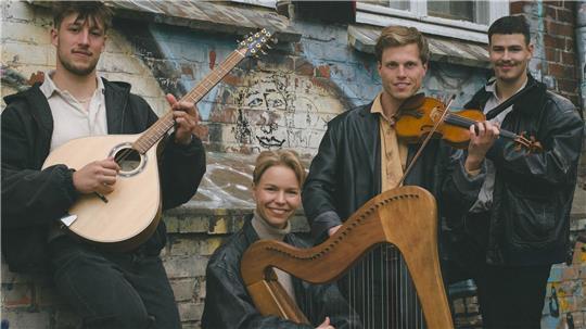 Die Gruppe Vinterfolk spielt auf der Halepaghenbühne.
